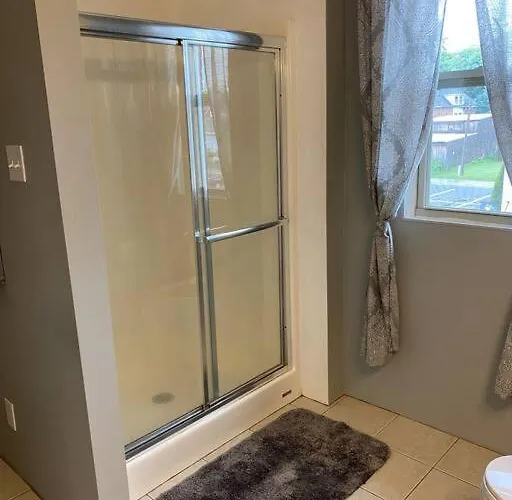 2-bedroom Apt. With Private Parking & Wifi * Quincy