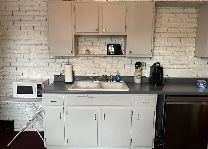 2-bedroom Apt. With Private Parking & Wifi *
